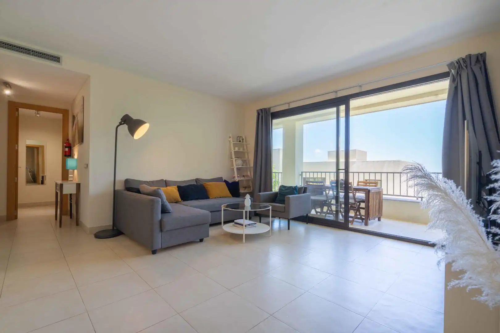 Sala d'estar de Apartament en venda en Marbella amb Aire condicionat, Calefacció i Jardí privat