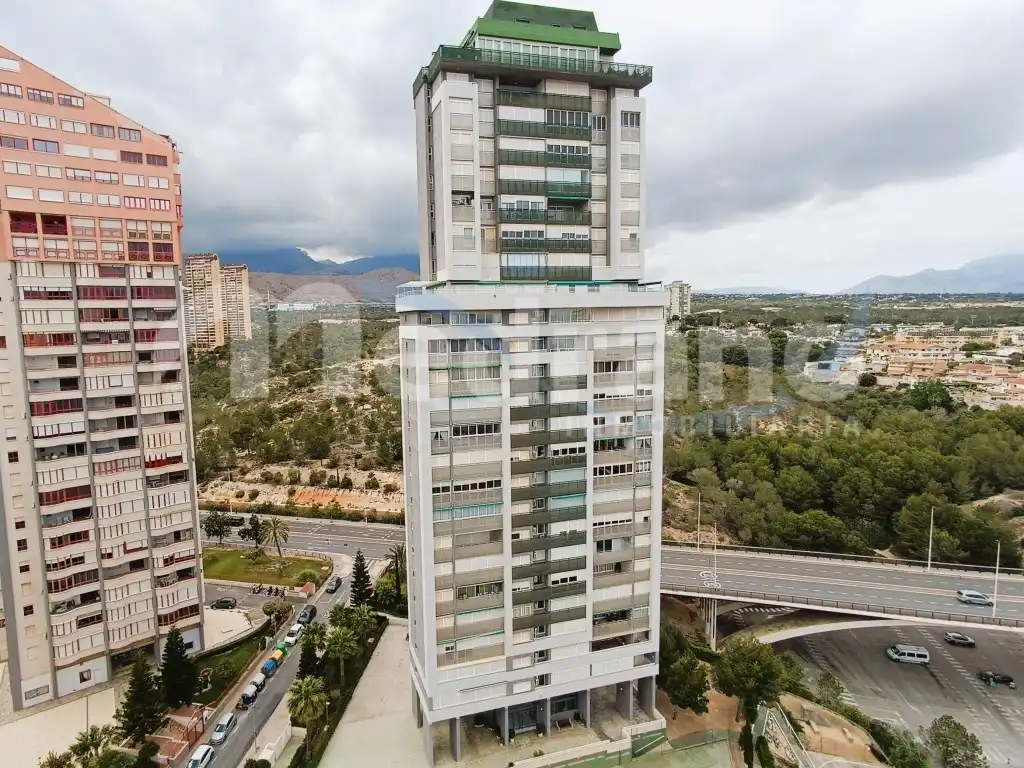 Vista exterior de Piso en venta en Benidorm con Jardín privado, Piscina y Amueblado