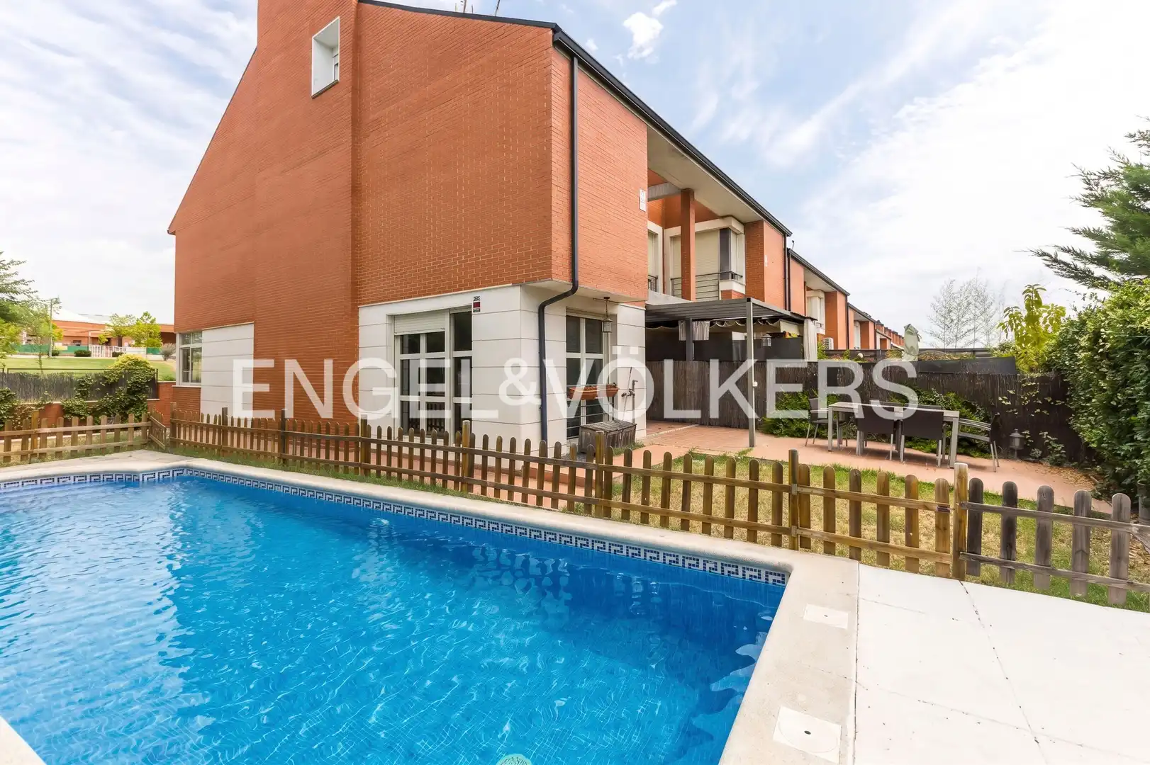 Swimming pool of Detached homes for sale in Paracuellos de Jarama  with Air Conditioner, Heating and Private garden