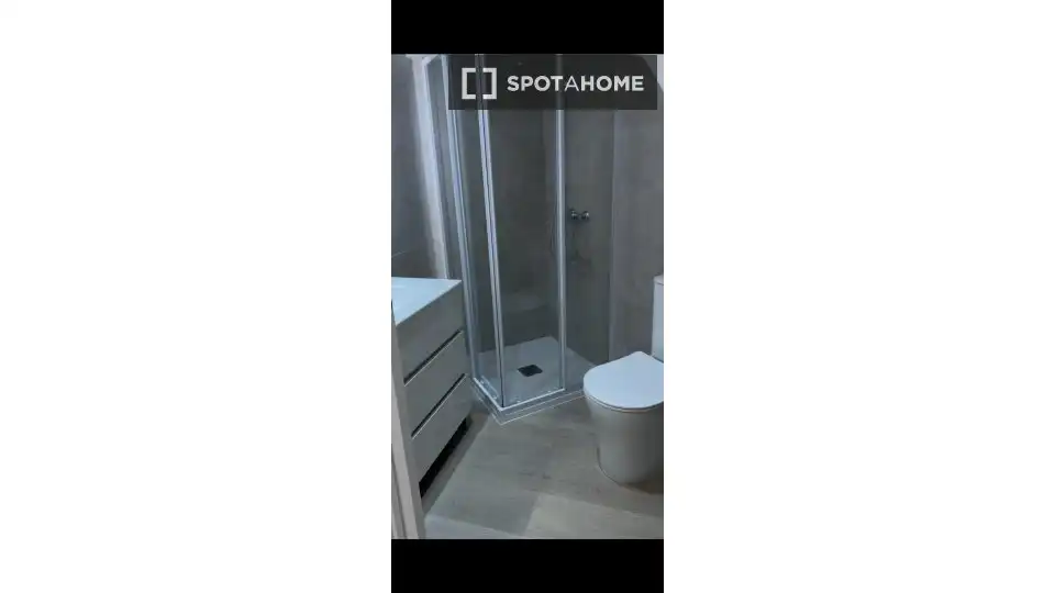 Baño de Piso de alquiler en Barcelona con Aire acondicionado, Calefacción y Amueblado