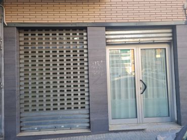 Locale commerciale in affitto a Carrer dels Ferrocarrils Catalans 14