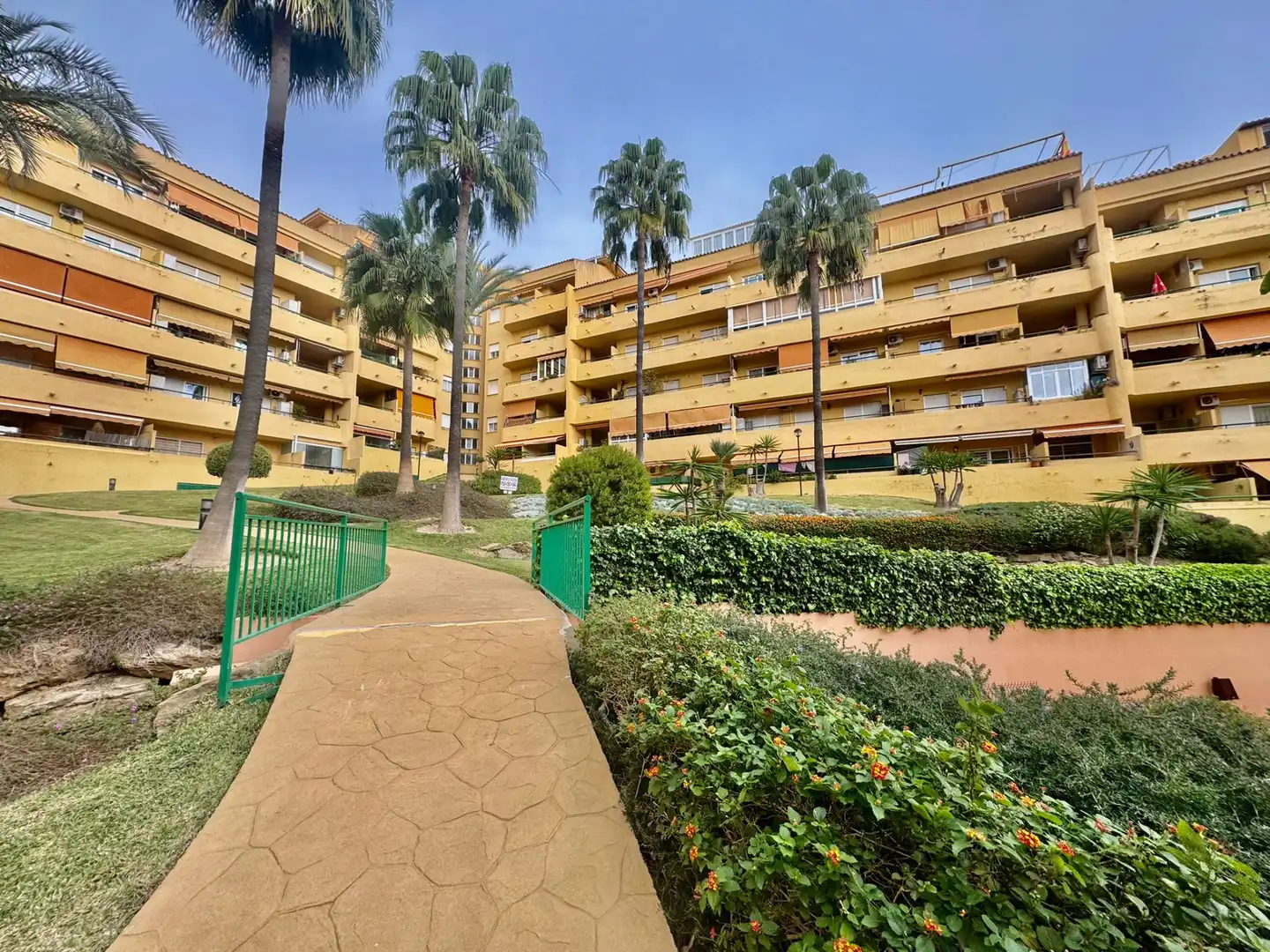 Vista exterior de Piso en venta en Fuengirola con Terraza, Amueblado y Horno