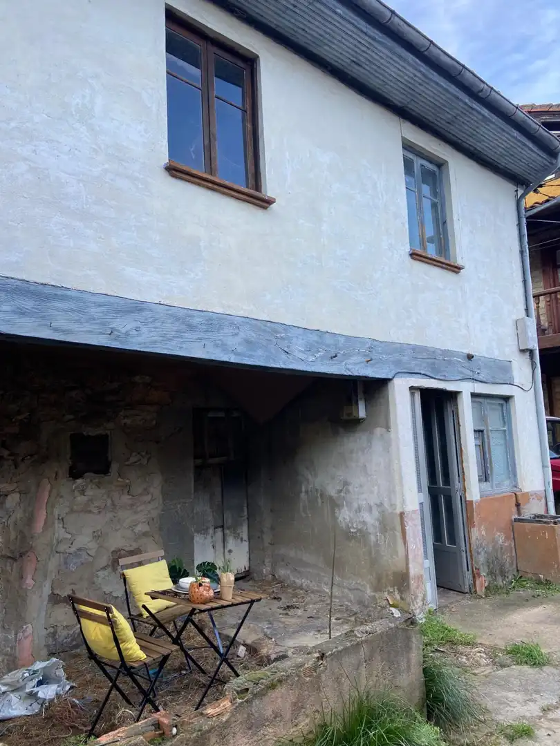 Außenansicht von Einfamilien-Reihenhaus zum Verkauf in Quirós