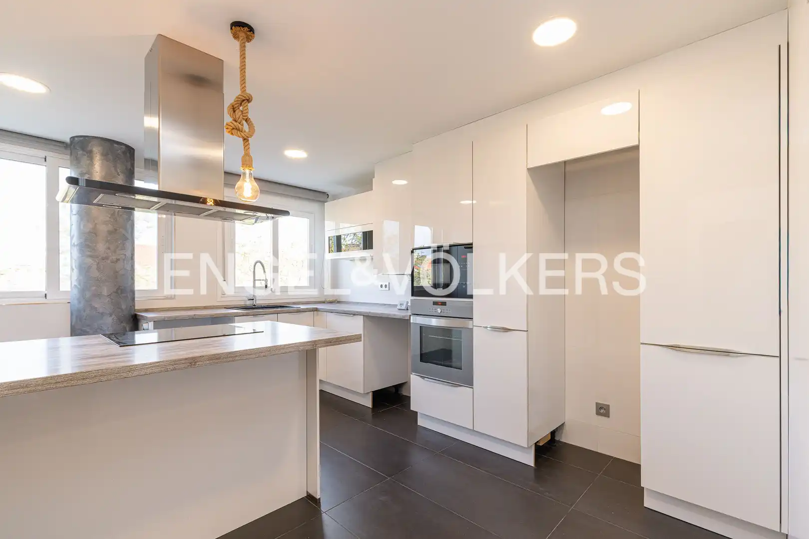 Cocina de Dúplex en venta en Alcorcón con Aire acondicionado, Calefacción y Jardín privado
