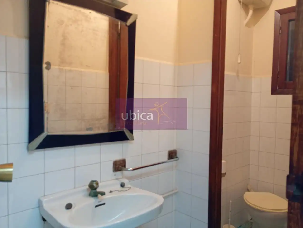 Bathroom of Commercial properties for rent in Tui