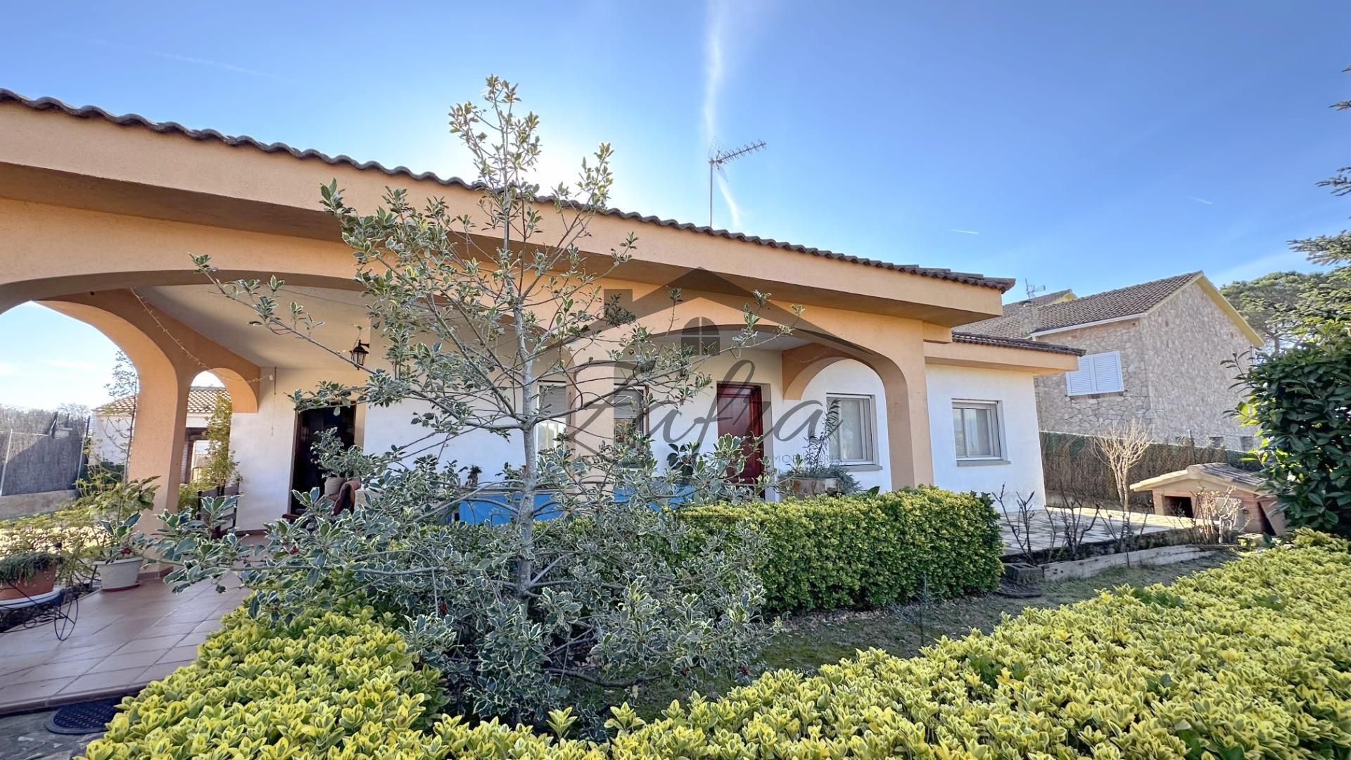 Vista exterior de Casa o xalet en venda en Sils amb Calefacció, Jardí privat i Terrassa