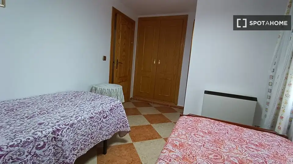 Dormitori de Apartament per a compartir en Fuente Vaqueros amb Aire condicionat, Terrassa i Moblat