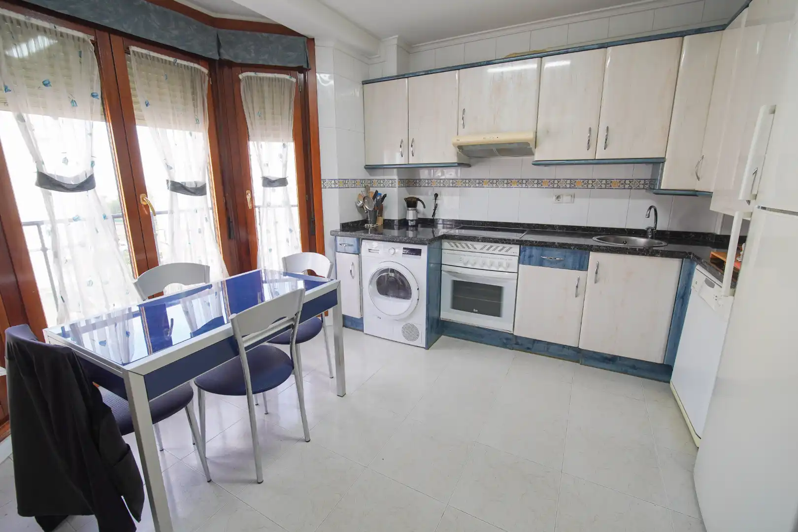 Küche von Dachboden zum Verkauf in Avilés mit Heizung, Parkett und Terrasse