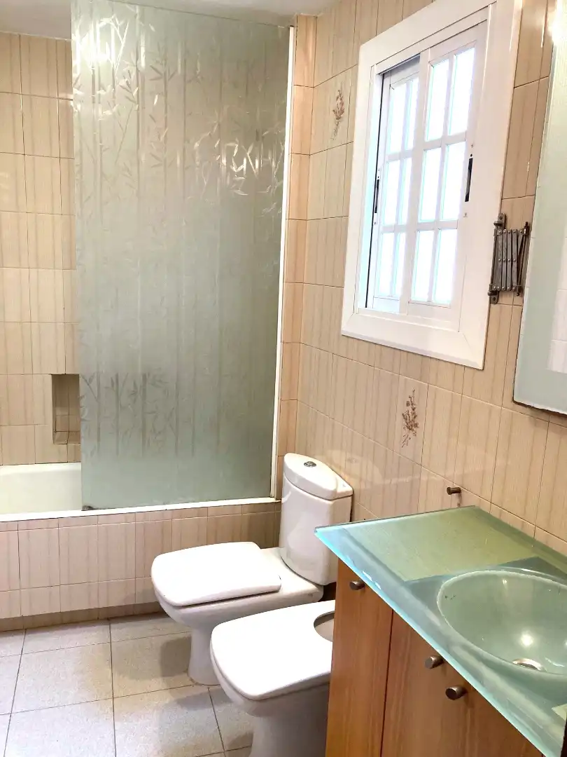 Baño de Ático en venta en L'Hospitalet de Llobregat con Aire acondicionado, Calefacción y Terraza