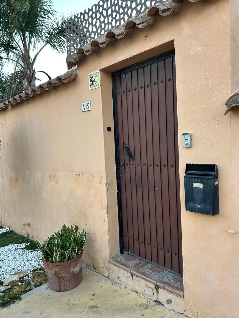 Vista exterior de Casa adosada en venda en La Línea de la Concepción amb Jardí privat, Terrassa i Piscina comunitària