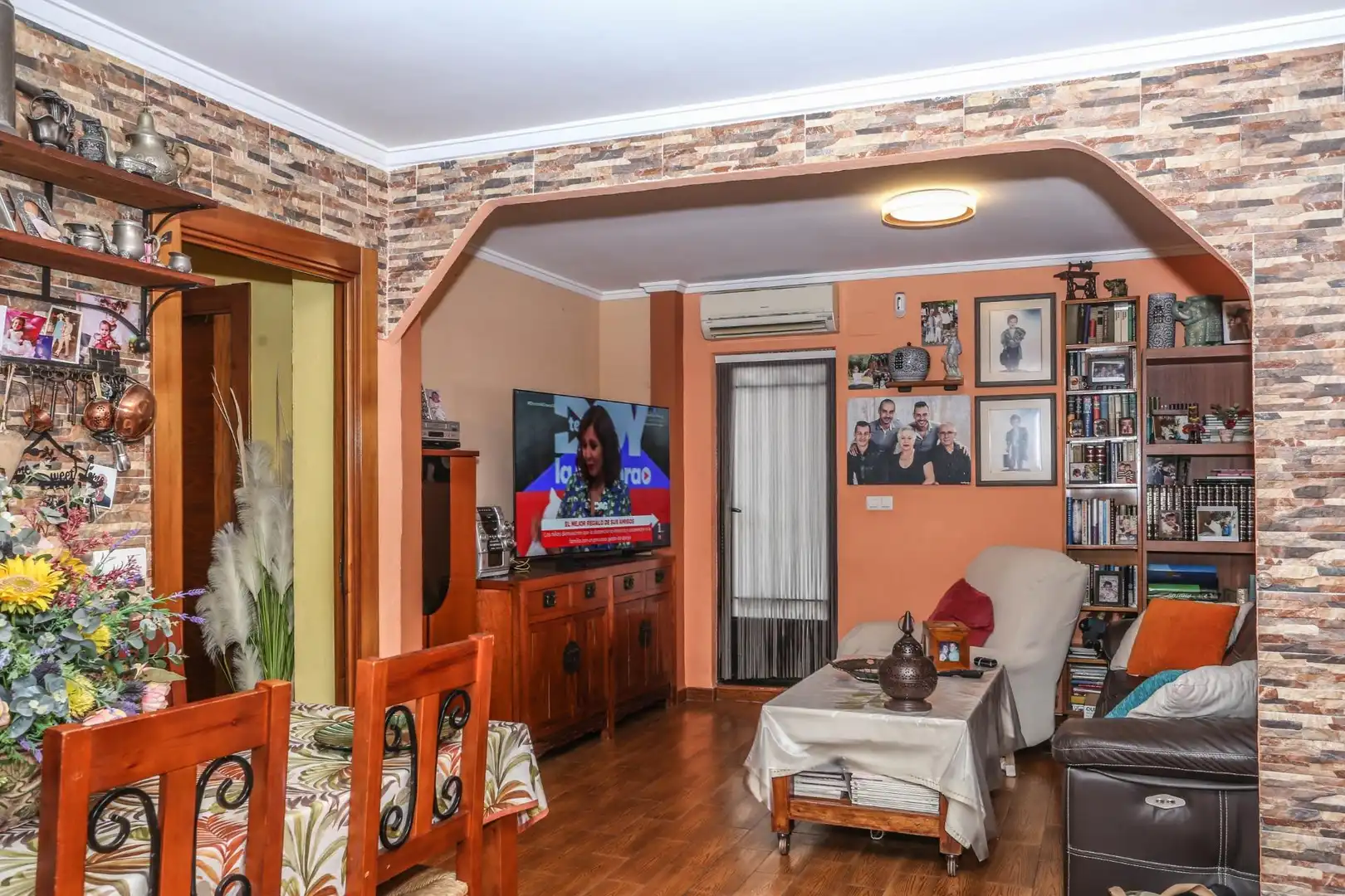 Sala d'estar de Casa o xalet en venda en Elda amb Aire condicionat, Calefacció i Jardí privat