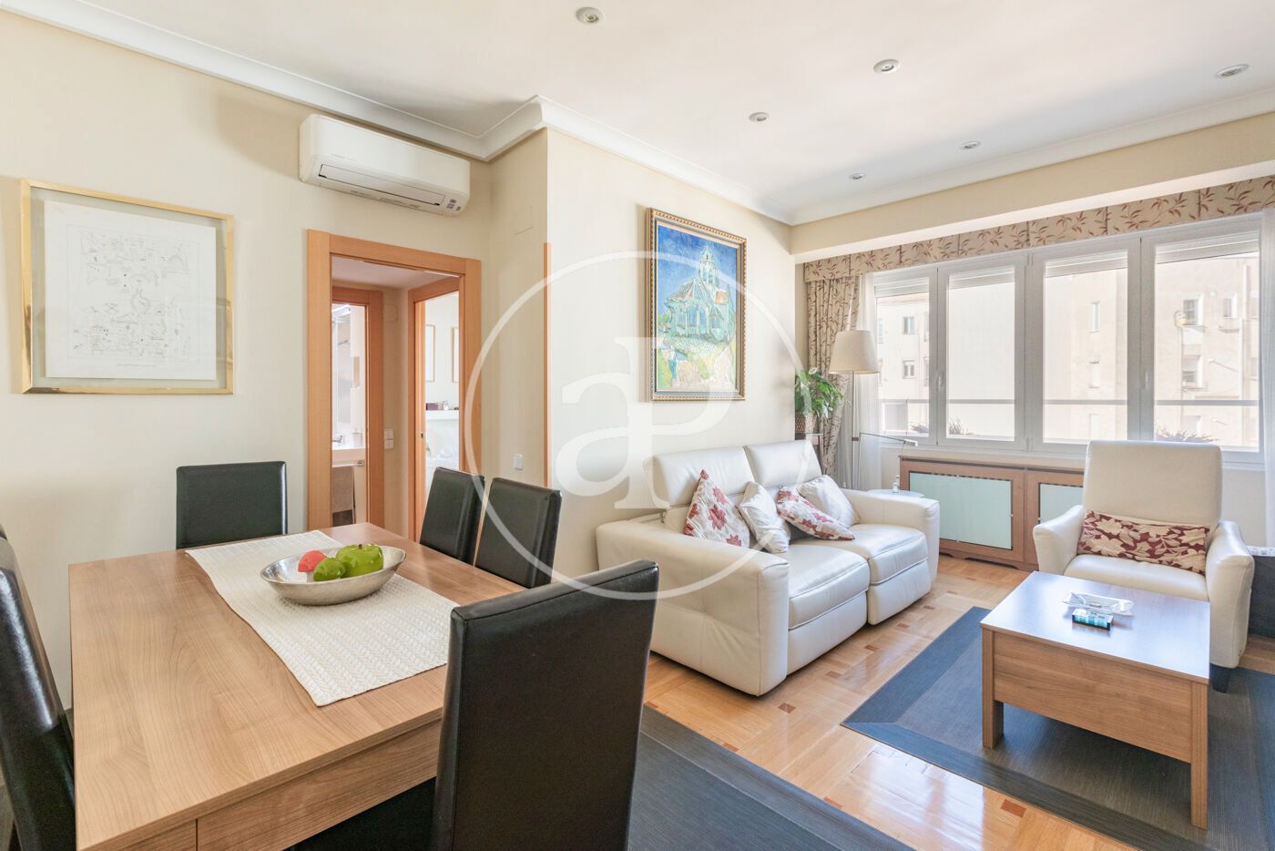 Sala d'estar de Pis en venda en  Madrid Capital amb Aire condicionat, Calefacció i Moblat