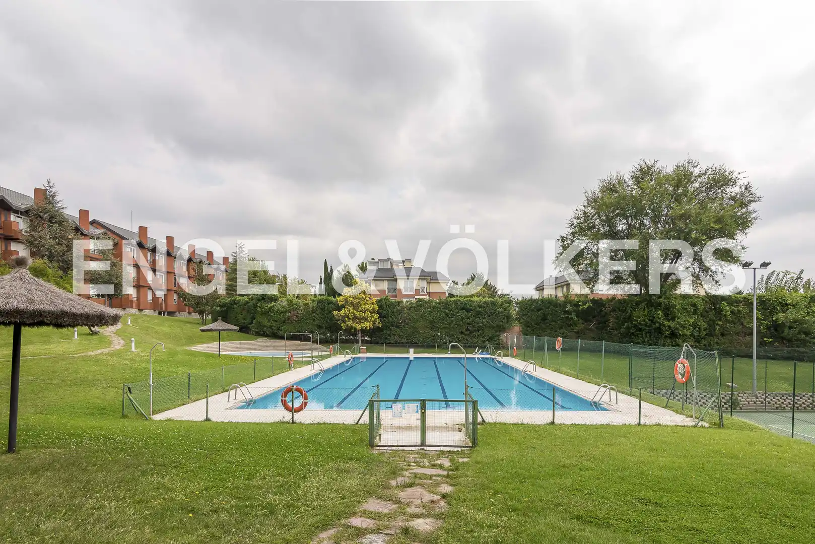 Piscina de Piso de alquiler en Madrid con Aire acondicionado, Calefacción y Trastero