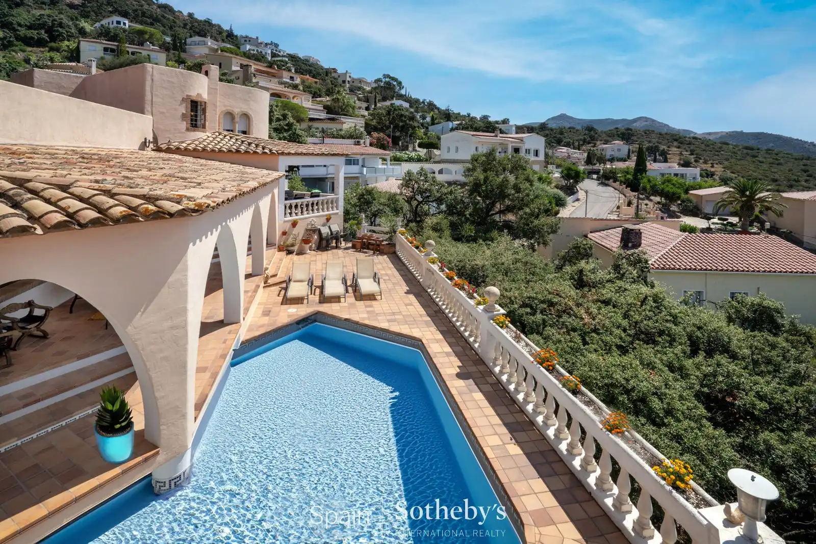House with pool for sale in Carrer Osca, imagen 3