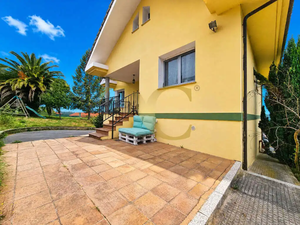 Vista exterior de Casa o xalet en venda en Villaviciosa amb Calefacció, Jardí privat i Terrassa