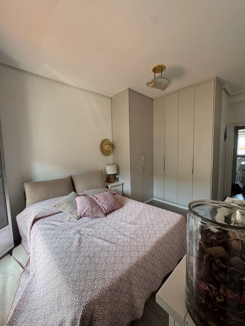 Habitación de Piso en venta en  Logroño con Calefacción, Parquet y Terraza