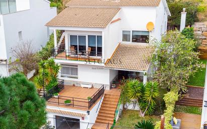 Vista exterior de Casa o xalet en venda en El Masnou amb Aire condicionat, Calefacció i Jardí privat