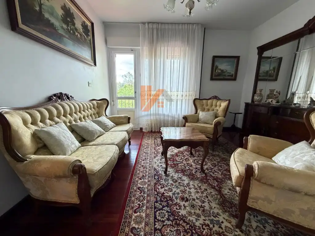 Sala d'estar de Casa o xalet en venda en Santiago de Compostela  amb Jardí privat, Moblat i Forn
