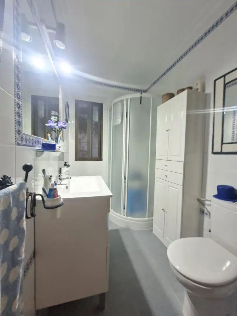 Bany de Casa o xalet en venda en San Roque amb Aire condicionat, Calefacció i Jardí privat