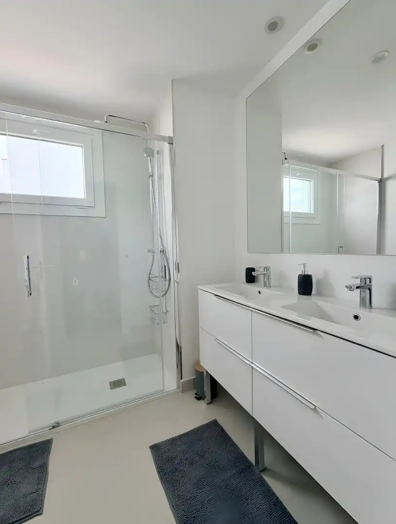 Baño de Apartamento de alquiler en Estepona con Aire acondicionado, Terraza y Piscina