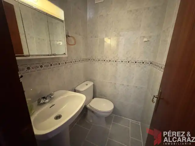 Badezimmer von Wohnung zum Verkauf in Palma del Río mit Balkon