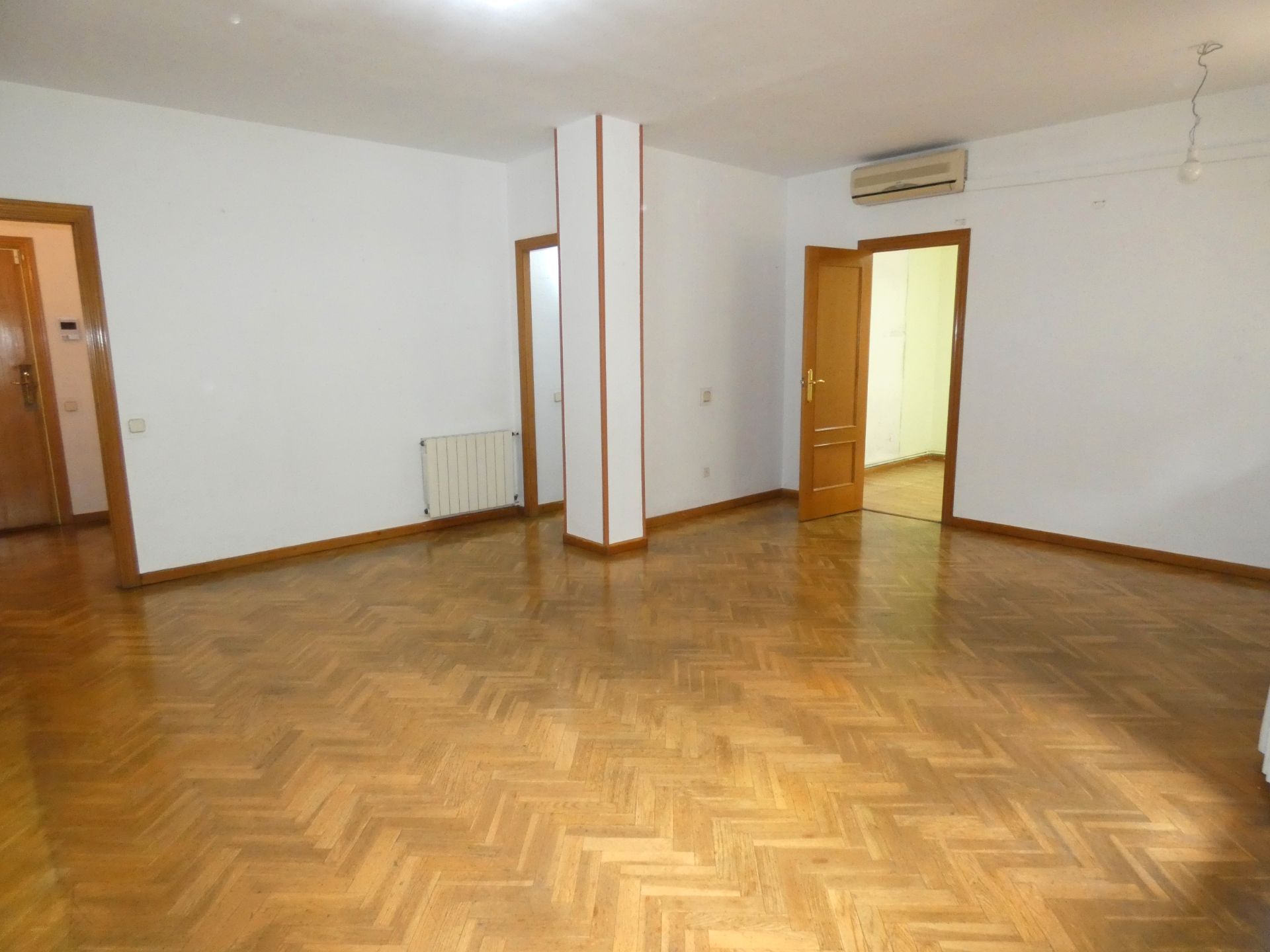 Piso en venta en Cornellà de Llobregat con Aire acondicionado, Calefacción y Parquet