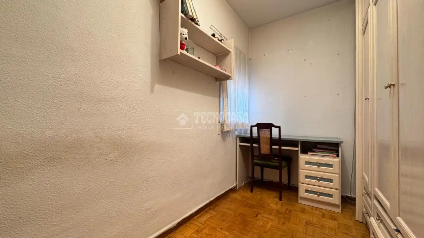 Dormitori de Pis en venda en Madrid amb Parquet, Terrassa i Moblat