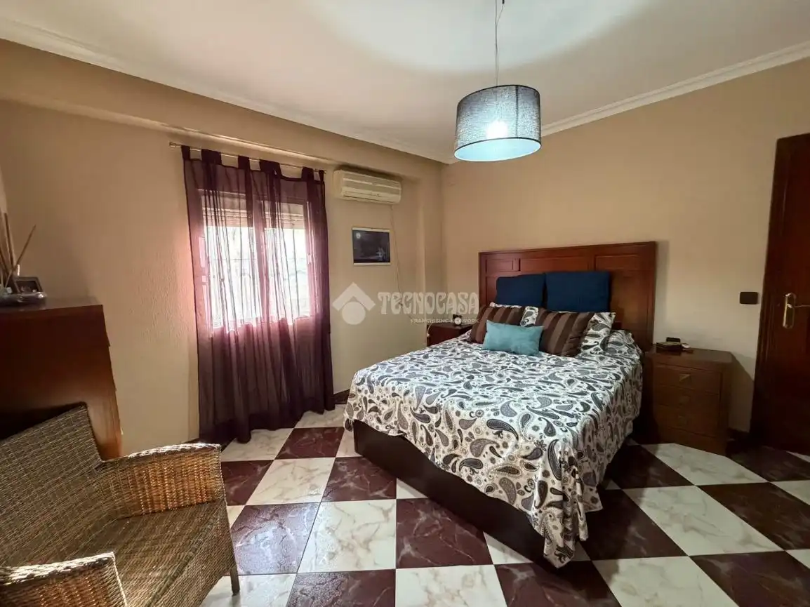 Dormitori de Casa o xalet en venda en Sevilla amb Aire condicionat i Balcó
