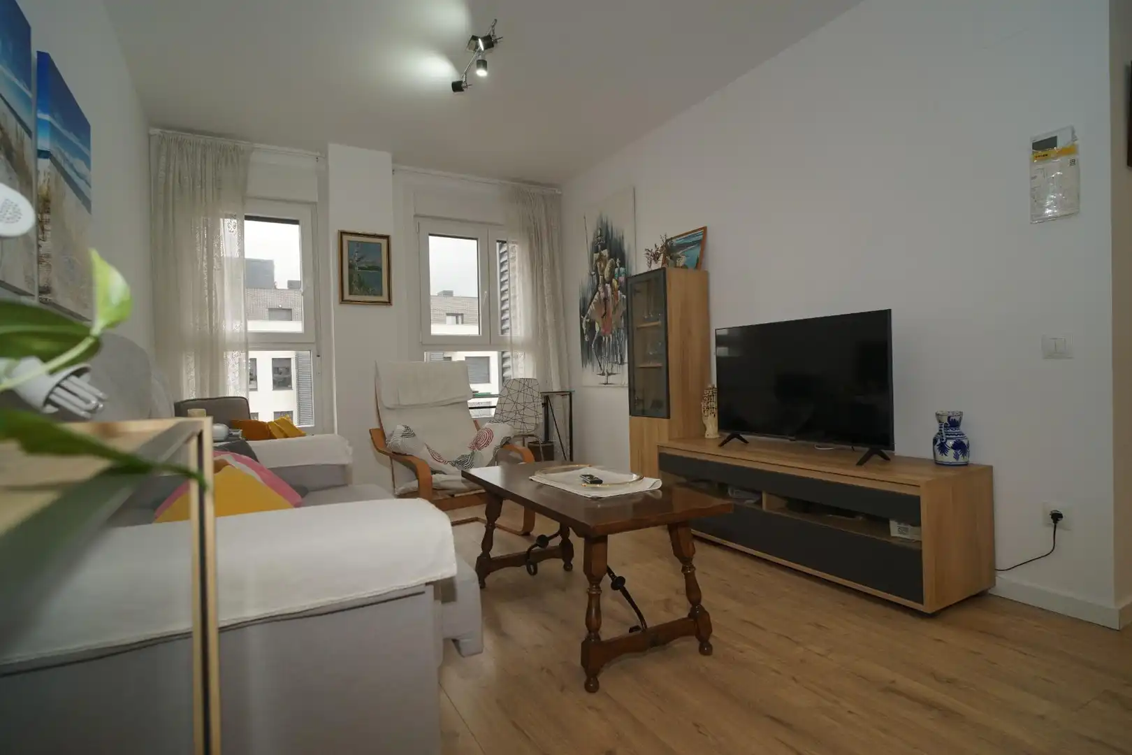 Wohnzimmer von Wohnung zur Miete in Santa Cruz de Bezana mit Parkett