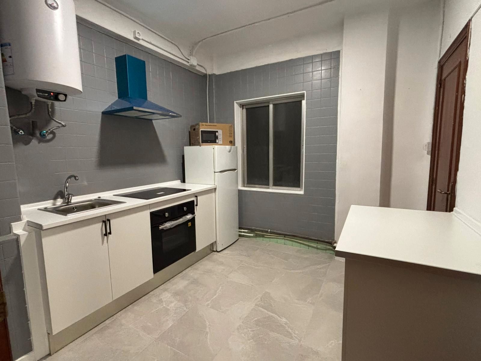 Cuina de Pis de lloguer en Ferrol amb Moblat, Forn i Rentadora