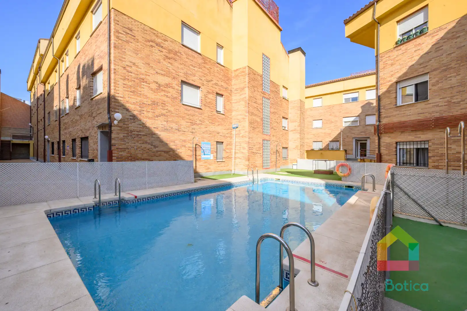 Piscina de Apartament en venda en Toledo amb Aire condicionat, Moblat i Piscina comunitària
