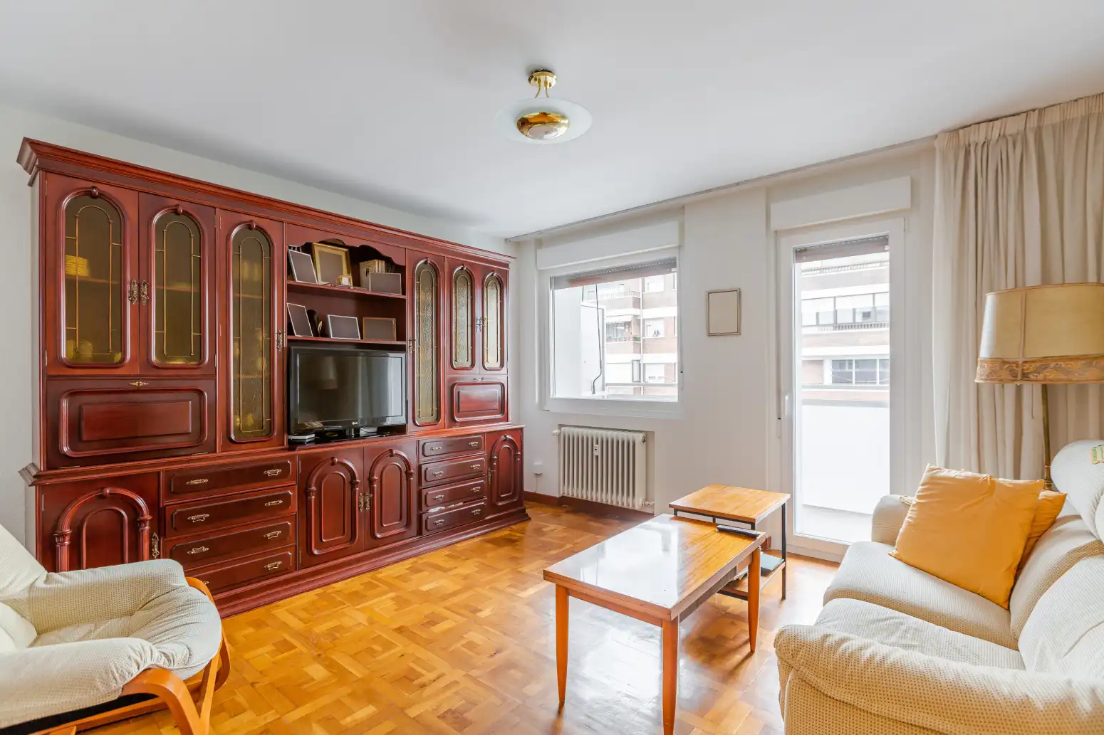 Sala de estar de Piso en venta en  Pamplona / Iruña con Calefacción, Parquet y Terraza
