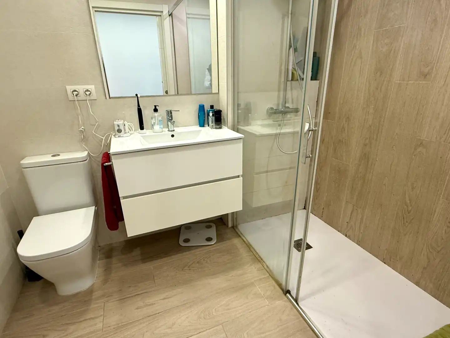 Badezimmer von Wohnung zum Verkauf in Barcelona mit Klimaanlage, Heizung und Parkett