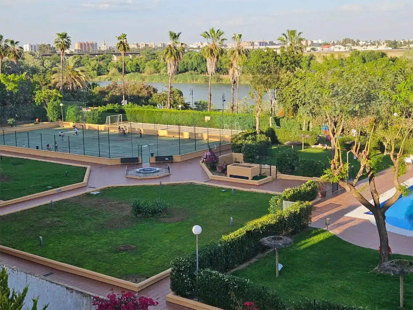 Jardí de Pis en venda en San Juan de Aznalfarache amb Aire condicionat i Piscina