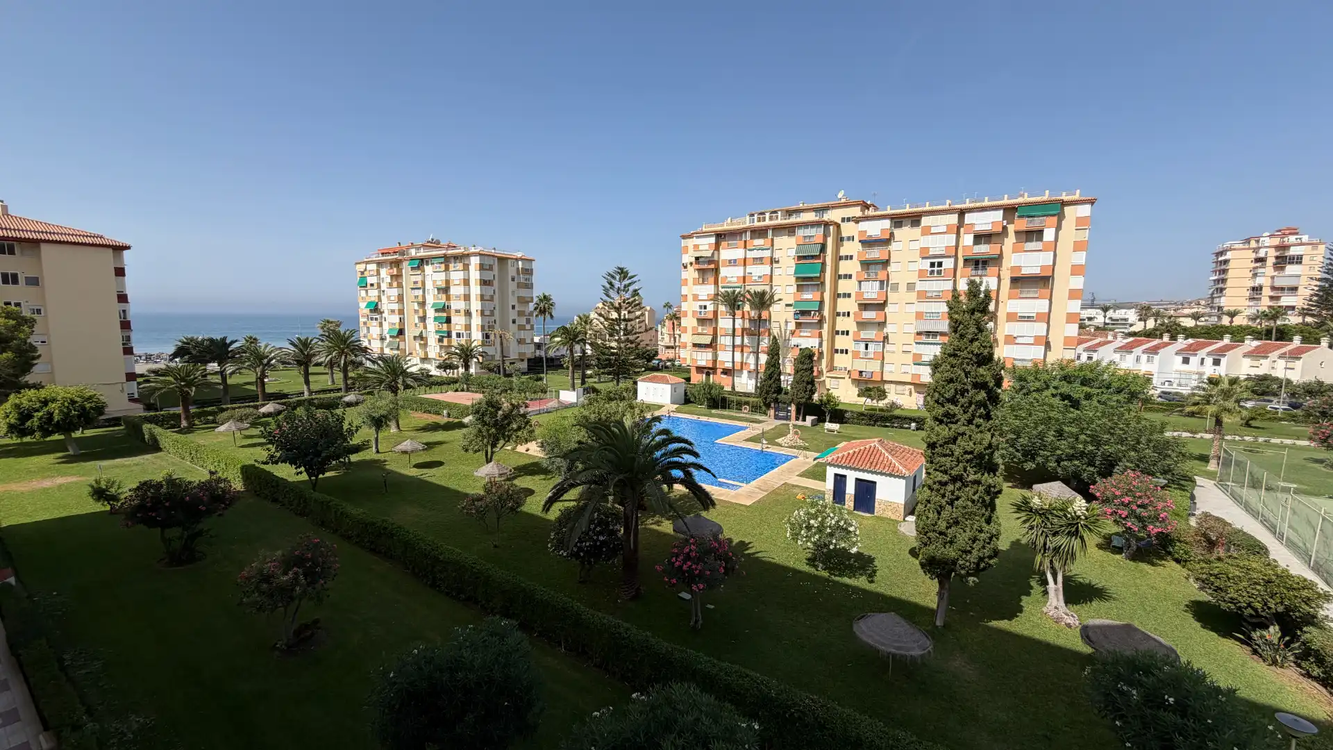 Schlafzimmer von Wohnungen zum Verkauf in Torrox mit Möbliert, Waschmaschine und Fernseher