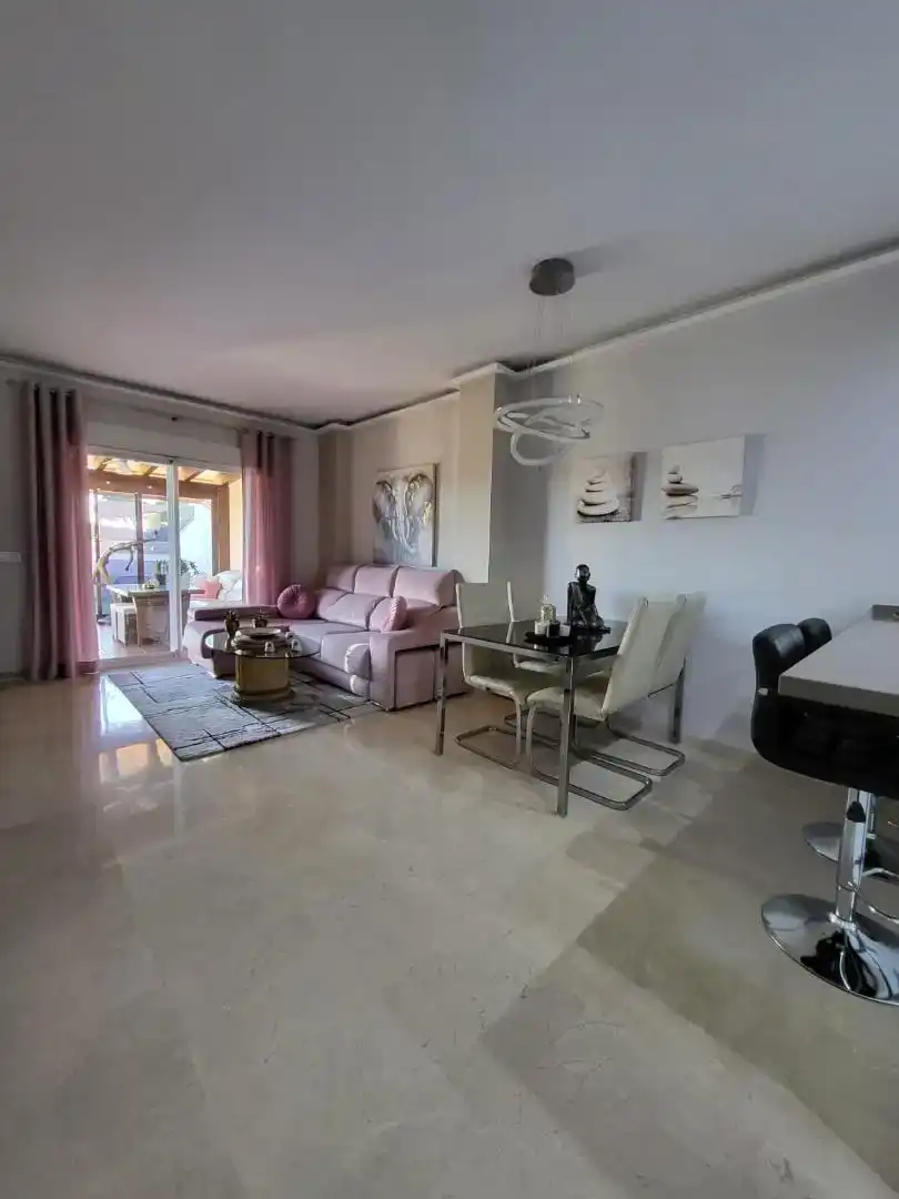 Sala d'estar de Àtic en venda en Estepona amb Aire condicionat