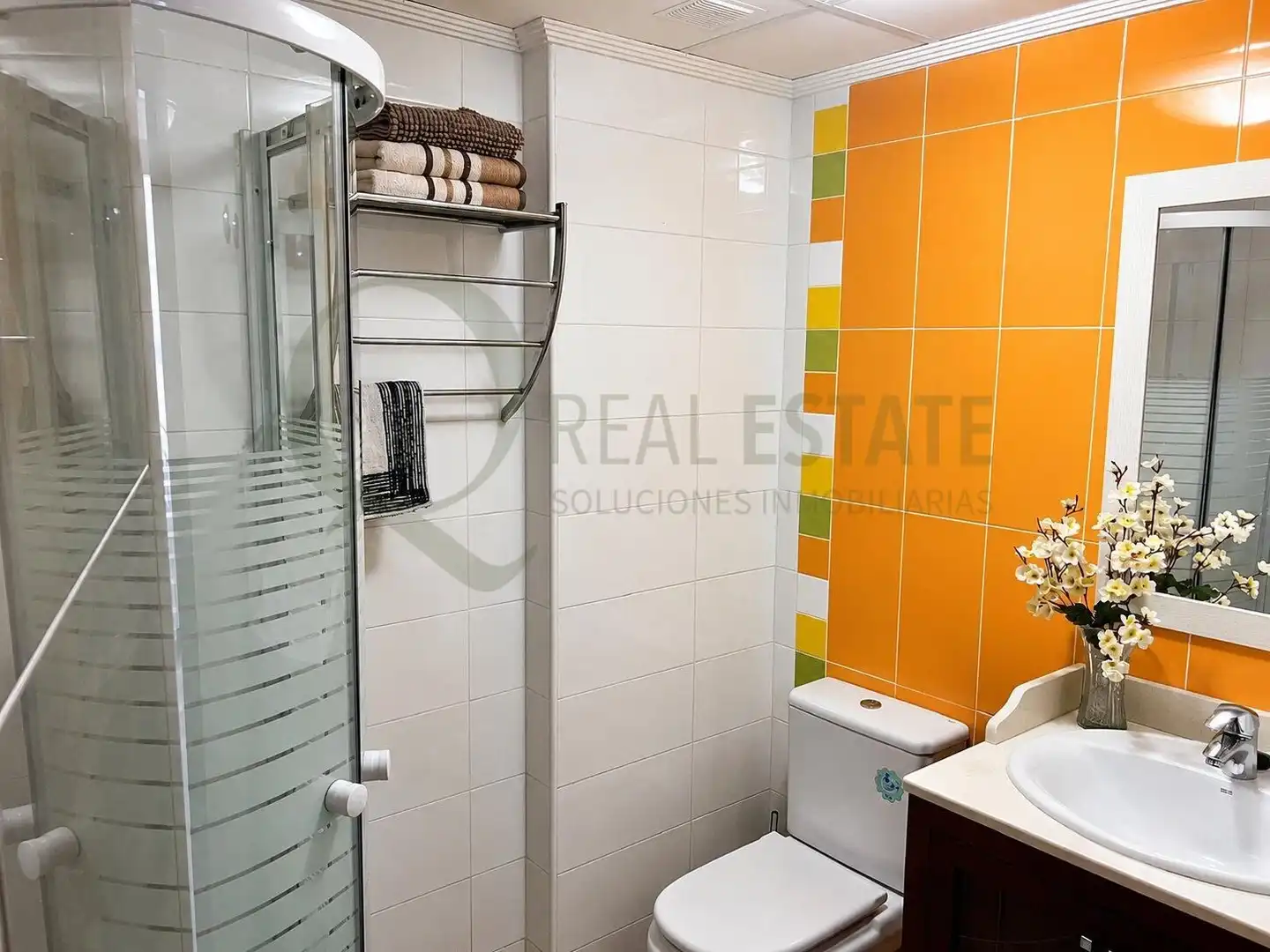 Baño de Piso de alquiler en El Campello con Aire acondicionado, Jardín privado y Terraza