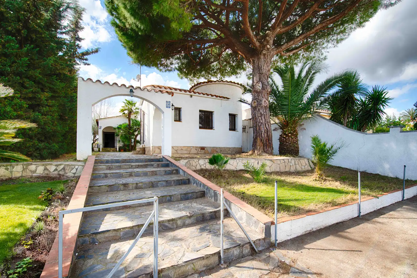 Exterior view of Houses for sale in Empuriabrava