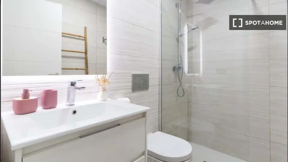 Baño de Apartamento para compartir en Finestrat con Aire acondicionado, Terraza y Amueblado