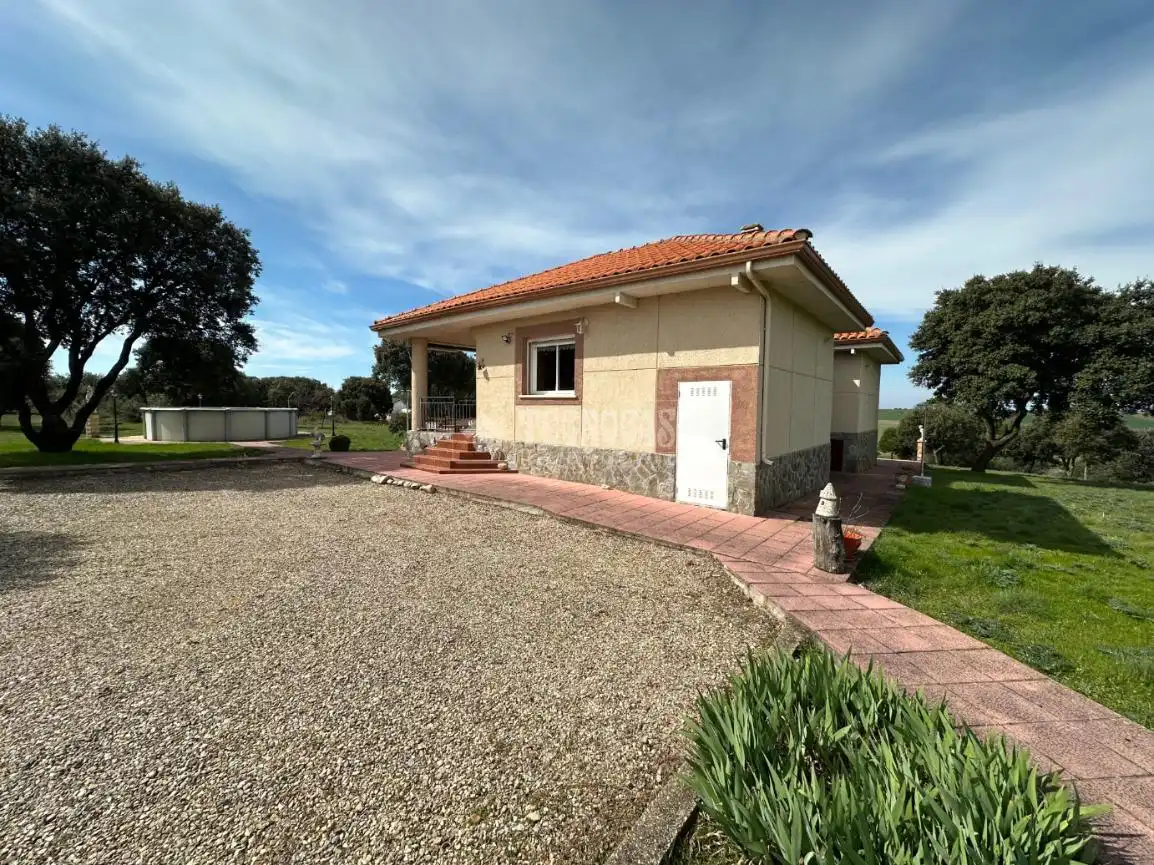 Vista exterior de Finca rústica en venda en Málaga del Fresno amb Calefacció, Piscina i Moblat