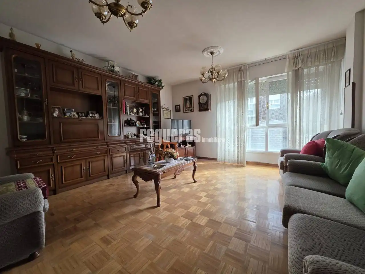 Sala de estar de Piso en venta en Avilés con Calefacción, Parquet y Terraza