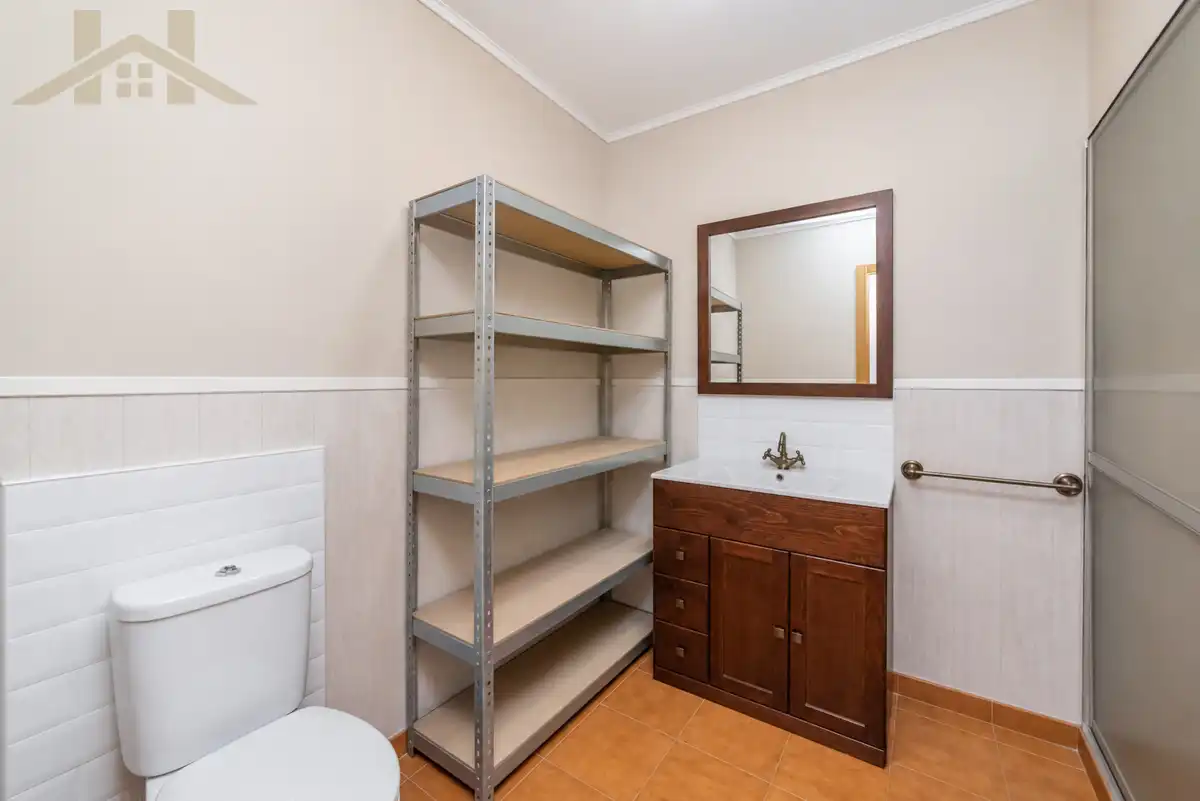 Badezimmer von Einfamilien-Reihenhaus zum Verkauf in Valdemoro mit Klimaanlage, Heizung und Privatgarten