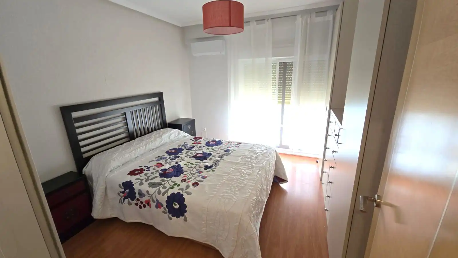 Dormitori de Apartament de lloguer en Cáceres amb Aire condicionat, Calefacció i Moblat