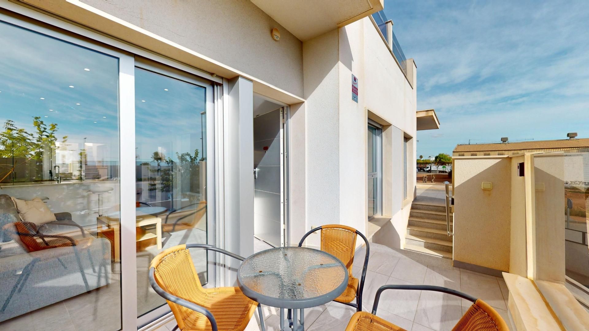 Terrasse von Wohnungen zum verkauf in Pilar de la Horadada mit Privatgarten, Terrasse und Balkon