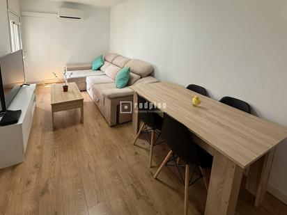 Living room of Flat for sale in L'Hospitalet de Llobregat  with Air Conditioner, Heating and Parquet flooring