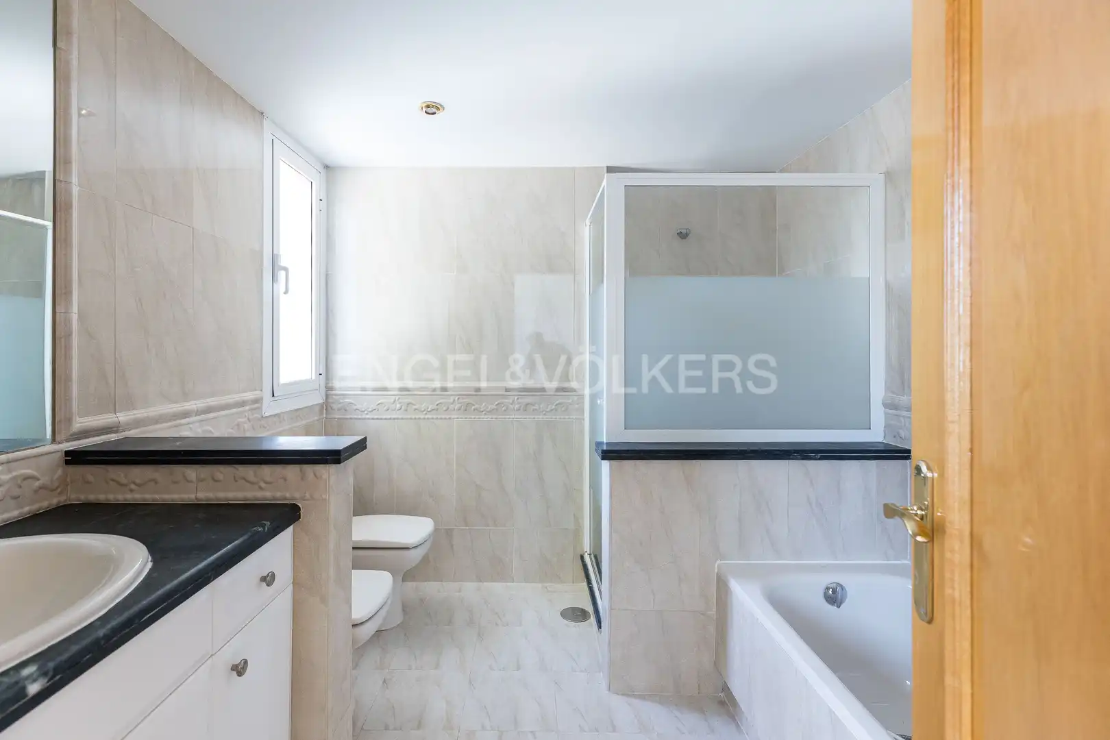 Bany de Casa o xalet de lloguer en Madrid amb Aire condicionat, Calefacció i Jardí privat