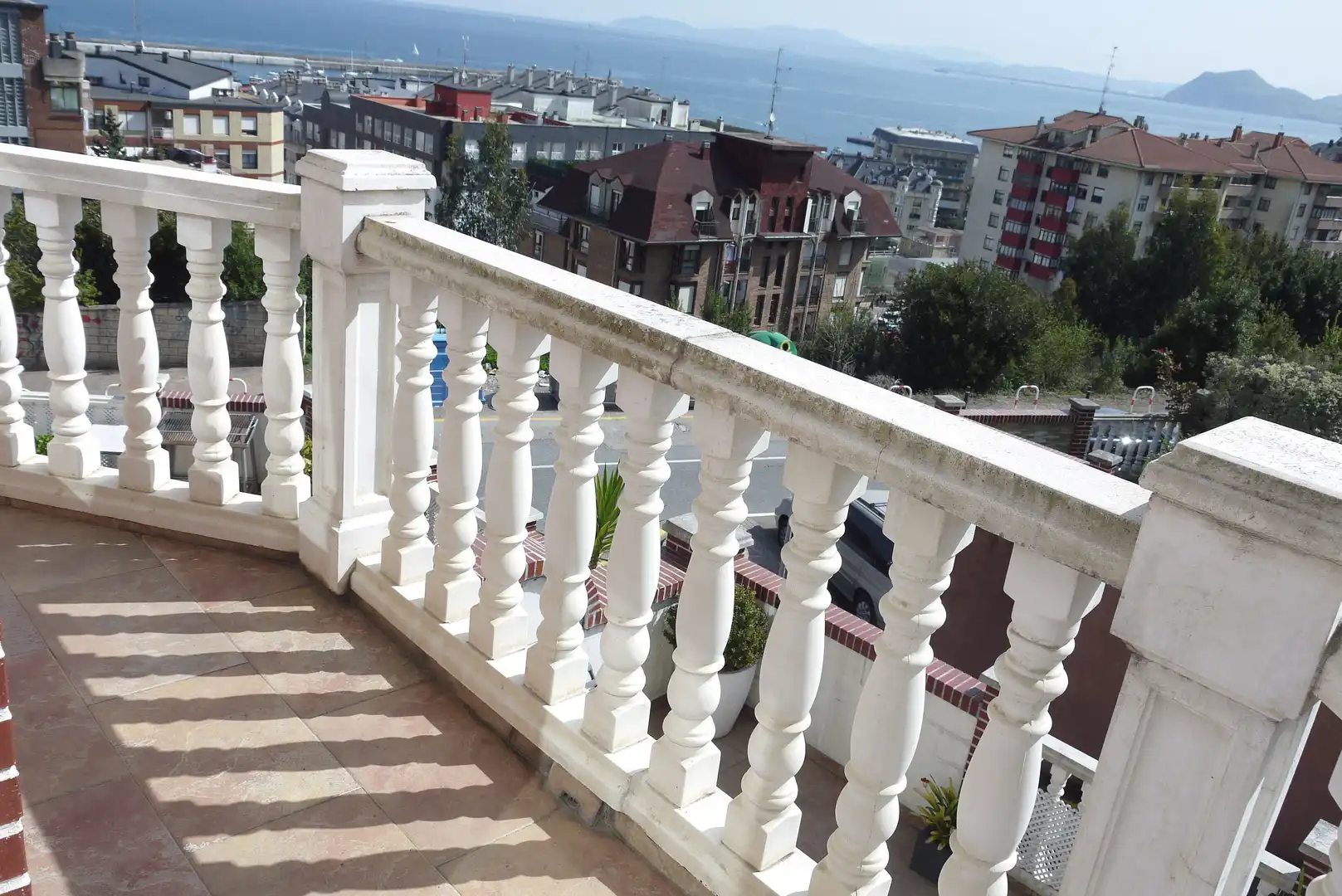Terrasse von Einfamilien-Reihenhaus zum Verkauf in Castro-Urdiales mit Heizung, Terrasse und Abstellraum