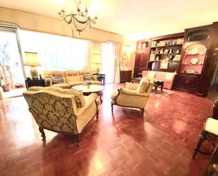 Sala d'estar de Pis en venda en  Madrid Capital amb Calefacció, Parquet i Traster