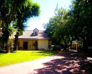 Vista exterior de Casa o xalet en venda en  Córdoba Capital amb Aire condicionat, Calefacció i Jardí privat