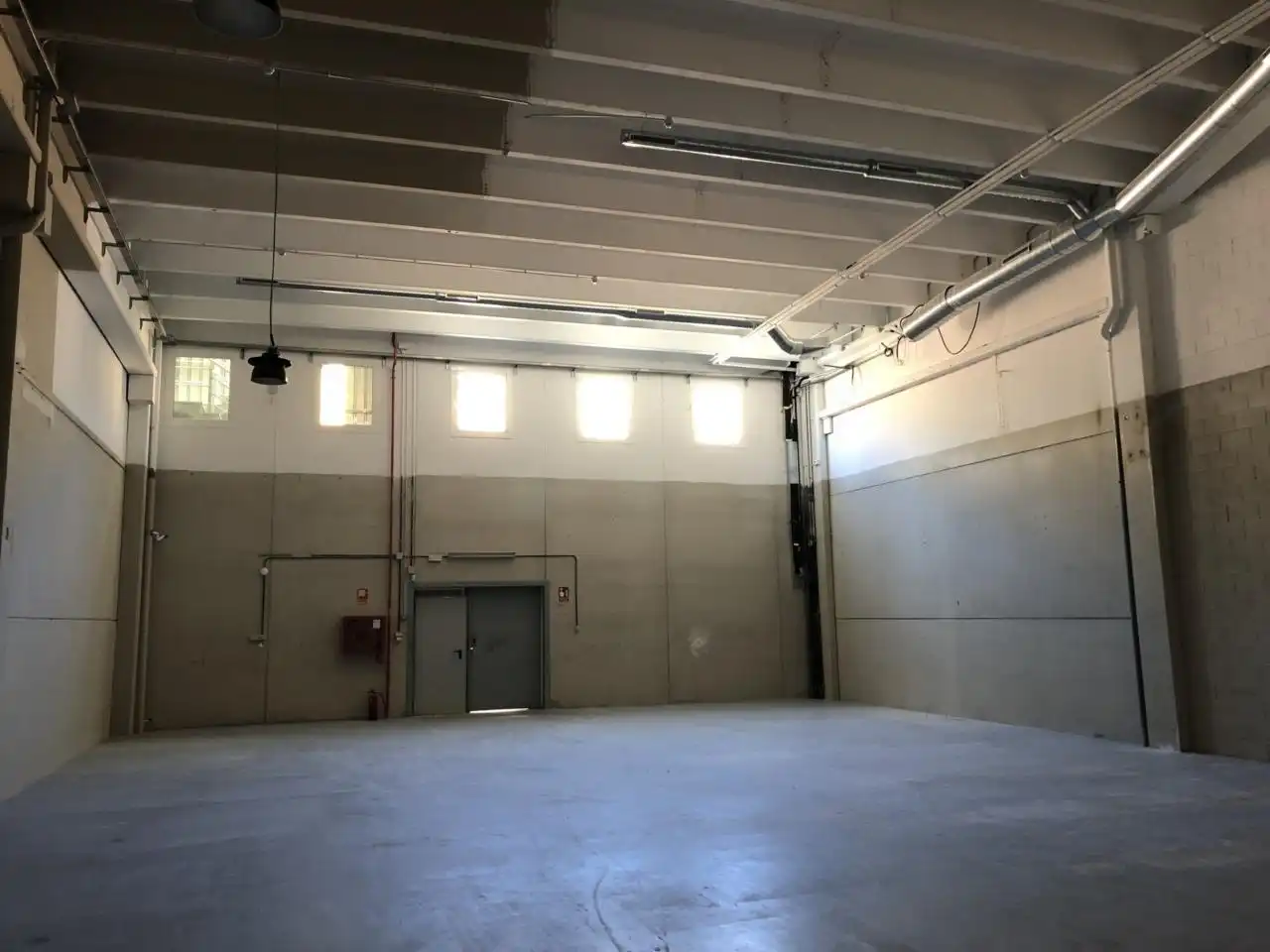 Nau industrial de lloguer en Barcelona amb Calefacció i Alarma